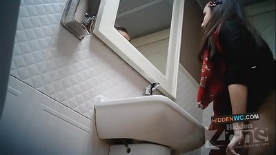 Hotunan ɓoyayyiyar kyamara a gidan wankan mata (1)